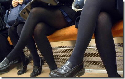 黒タイツ街撮り！30デニール以上の分厚い下半身画像集 ③