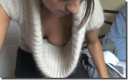 ノーブラで胸チラしてる白人女性の乳首ポロリなエロ画像 ③