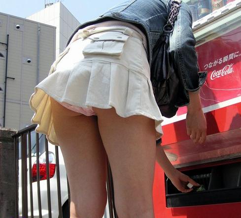自販機 パンチラ パンモロ スケパン ハミパン エロ画像【8】