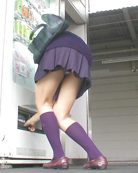 自販機 パンチラ パンモロ スケパン ハミパン エロ画像【9】