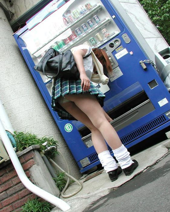 自販機 パンチラ パンモロ スケパン ハミパン エロ画像【20】