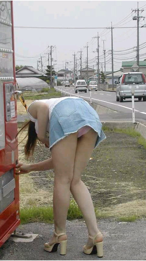 自販機 パンチラ パンモロ スケパン ハミパン エロ画像【22】