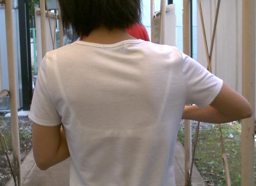 街中 透けブラ 薄着 エロ画像