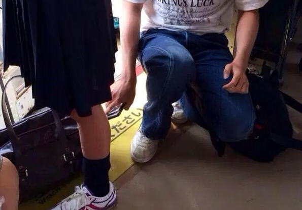 【盗撮画像あり】同級生のパンツをスマフォで盗撮したことあるやついる？