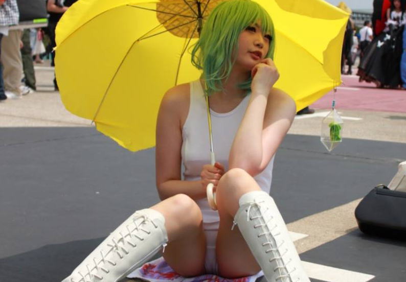 スク水姿を大衆に晒すコスプレイヤー画像