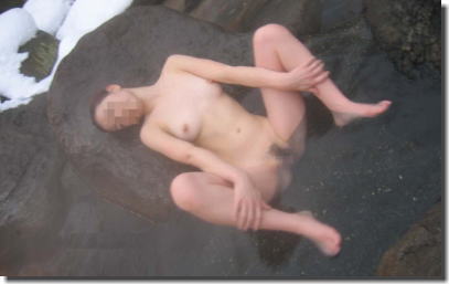 露天風呂で記念撮影！温泉大好きな熟女やギャルのエロ画像 ②