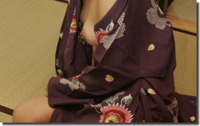 浴衣でおっぱいポロリ！襟合わせが緩いと開けるエロ画像 ③
