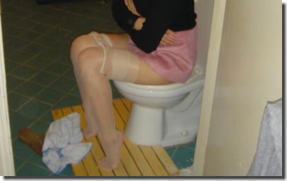 爪先立ちでおしっこ！洋式トイレの放尿あるあるエロ画像 ①