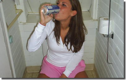 飲み過ぎた酔っぱらい外国人がトイレを占領中のエロ画像 ①
