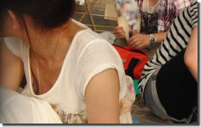 胸チラ街撮りで乳首発見！浮きブラ・ノーブラエロ画像 ④