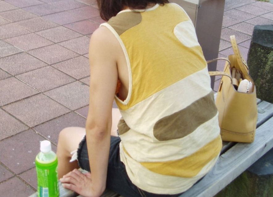 胸チラ 街撮り 乳首 浮きブラ ノーブラ エロ画像