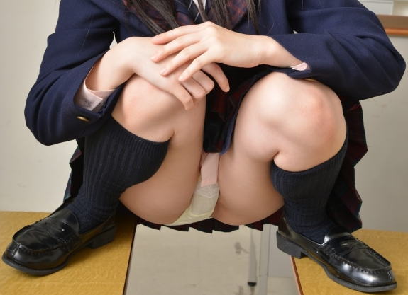ミニスカート履いてるのにそんな座り方したら…パンツ見えるの当然だよねｗｗｗｗｗ【画像30枚】