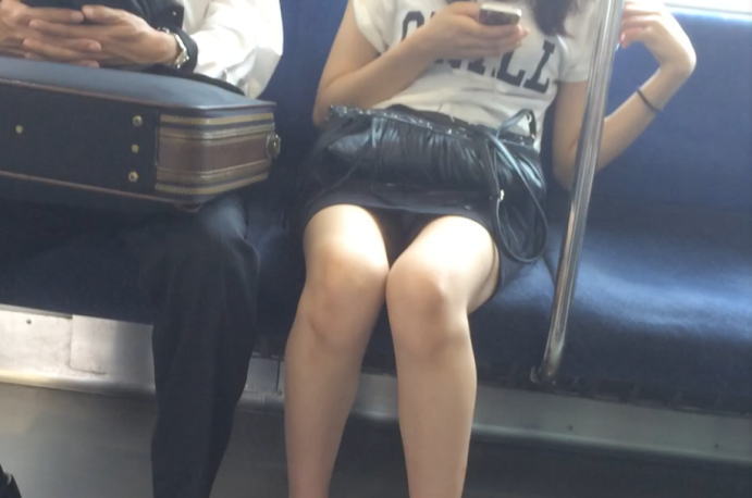 【動画あり】光が入って一瞬パンツが見える女性を撮影した動画をご覧くださいwwwwwww