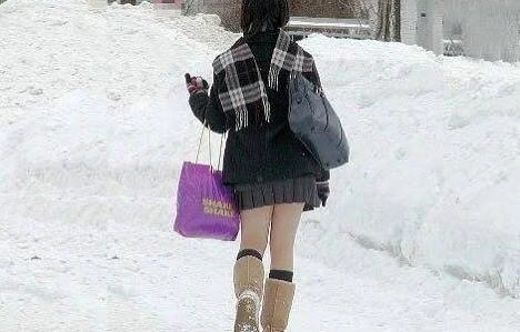 【画像あり】このクソ寒いのに超ミニスカな女子高生ｗｗｗｗｗｗ