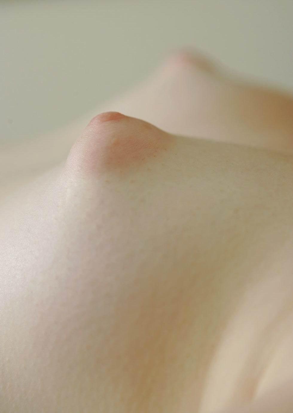 処女色 ピンク乳首 接写 乳輪 乳頭 桃色 ドアップ エロ画像【19】