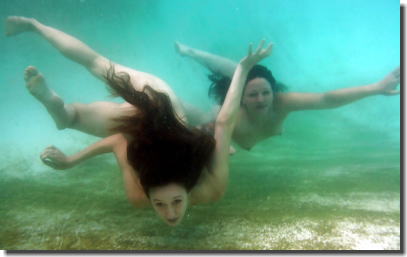 全裸の女性が水中で揺らめくウォーターヌードのエロ画像 ①