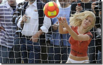 おっぱいボディペインティングでサッカーしてるエロ画像 ②