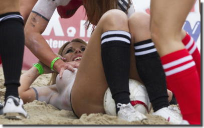 おっぱいボディペインティングでサッカーしてるエロ画像 ③