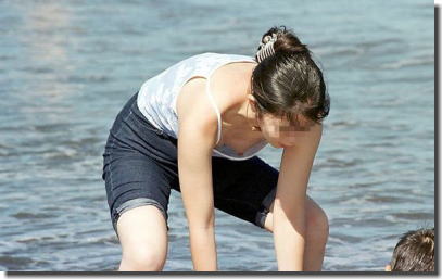 ノーブラ子持ちママの乳首ポロリもある母の胸チラエロ画像 ②