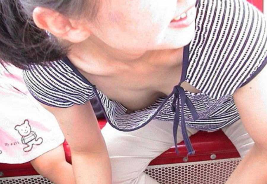 ノーブラ子持ちママの乳首ポロリもある母の胸チラエロ画像