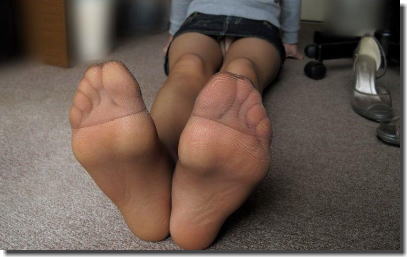 足裏パンチラ！パンツマニアと足フェチが共存するエロ画像 ②