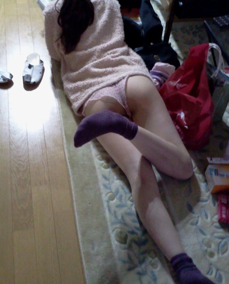 家庭内 パンツ うつ伏せ 寝転び パンチラ エロ画像【13】