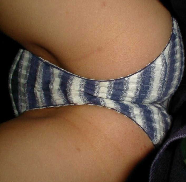 縞パン 逆さ撮り パンチラ 萌える ローアングル エロ画像【18】