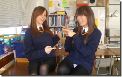外国JKのパンツが眩しいハイスクールパンチラエロ画像 ①