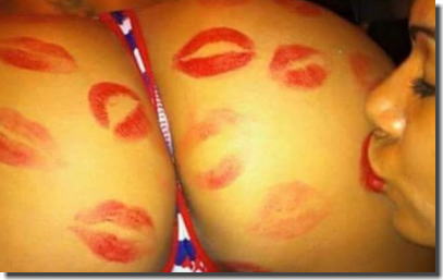 お尻にキスしたり舐めたり頬ずりしているレズのエロ画像 ③