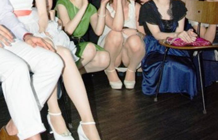 【結婚式パンチラ】プロカメラマンは祝福でパンチラしている瞬間を撮るのなんて朝飯前ｗｗｗｗｗｗｗｗｗｗｗｗｗｗｗ