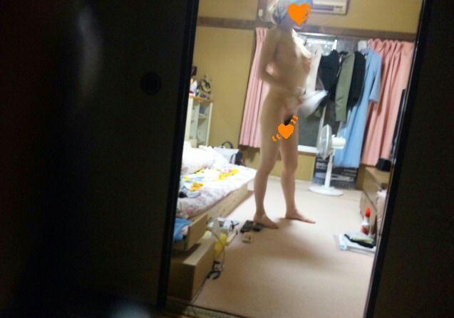 姉ちゃんの家の中で恥ずかしい姿をコッソリと撮影したのでうｐしちゃいます