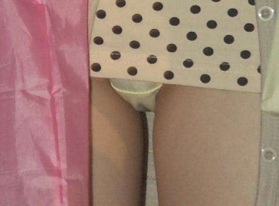 買い物してる楽しそうなギャル達のパンチラがエロすぎｗｗｗｗｗｗｗｗｗｗｗ