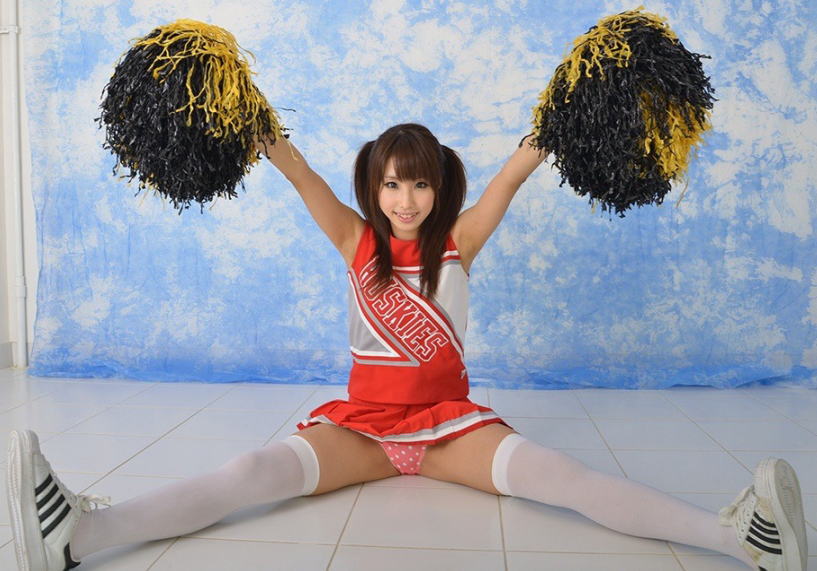 コスプレチアガールのパンチラで股間が元気になるエロ画像