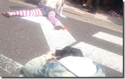 コミケのカメコ！スカートの中を撮影するローアングラー画像集 ④