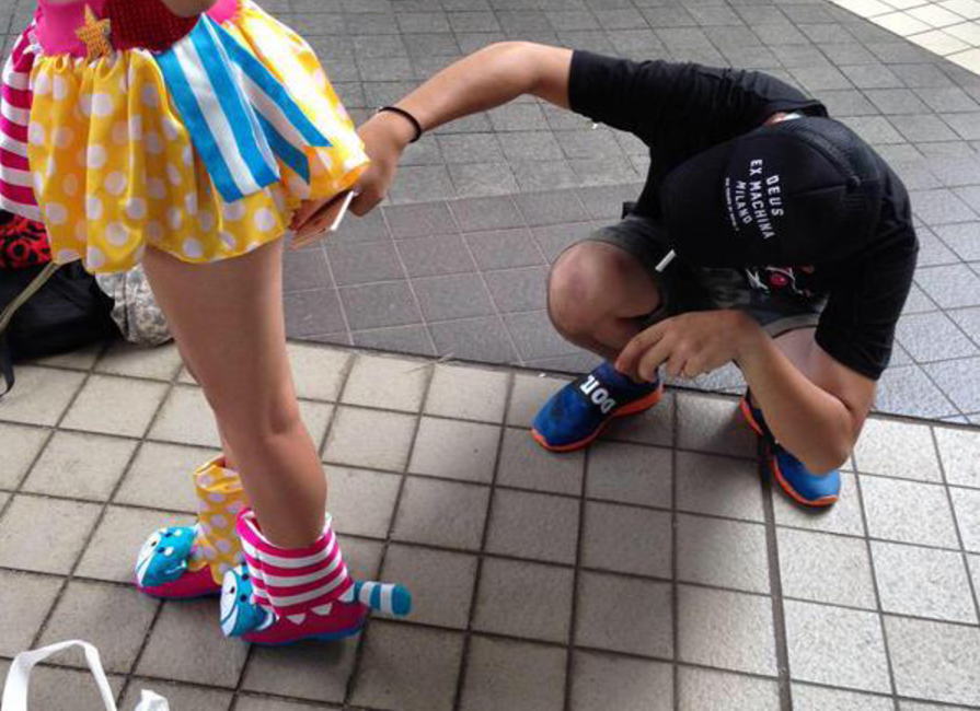 コミケのカメコ！スカートの中を撮影するローアングラー画像集