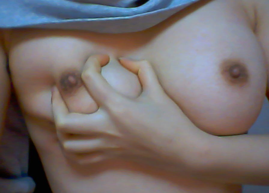 おっぱい揉んで自画撮りしているパイ揉み女神のエロ画像