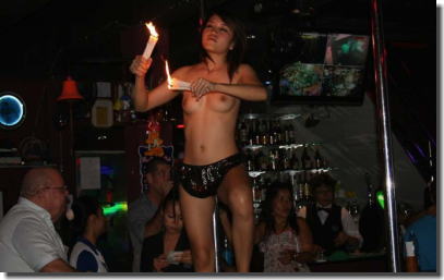 タイ人女性とゴーゴーバーで夜遊びしたいバンコク風俗画像集 ③