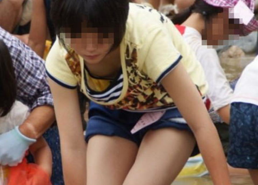 前屈みの瞬間激写！襟元の隙間パックリな胸チラ街撮り画像集