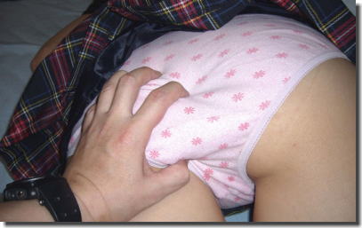 お尻を揉んで触って鷲掴みしてるおけつモミモミのエロ画像 ③