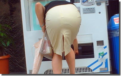 自販機前屈み！お尻突き出しセクシー自動販売機のエロ画像 ②