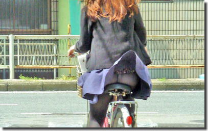 お尻に隙あり！背後から見る自転車パンチラ・ハミパン画像 ①