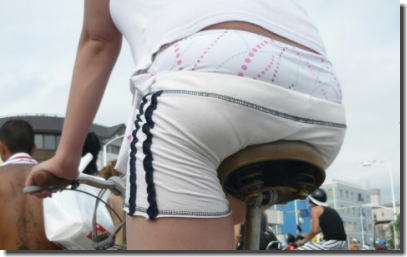 お尻に隙あり！背後から見る自転車パンチラ・ハミパン画像 ②