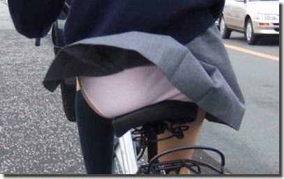 お尻に隙あり！背後から見る自転車パンチラ・ハミパン画像 ③