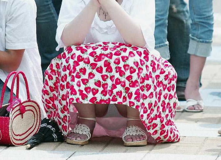 ロングスカートやロングワンピースのパンチラ街撮り画像集