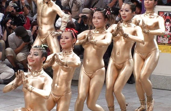 大衆の前で生おっぱい揺らしまくる名古屋の大須大道町人祭に衝撃…【画像・動画】
