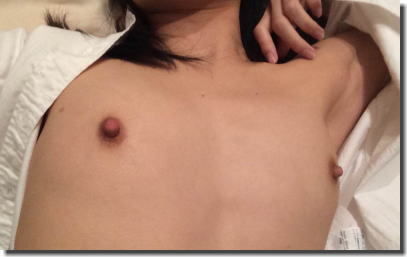 まな板の上のレーズン乳首！男みたいなペタンコ貧乳エロ画像 ②