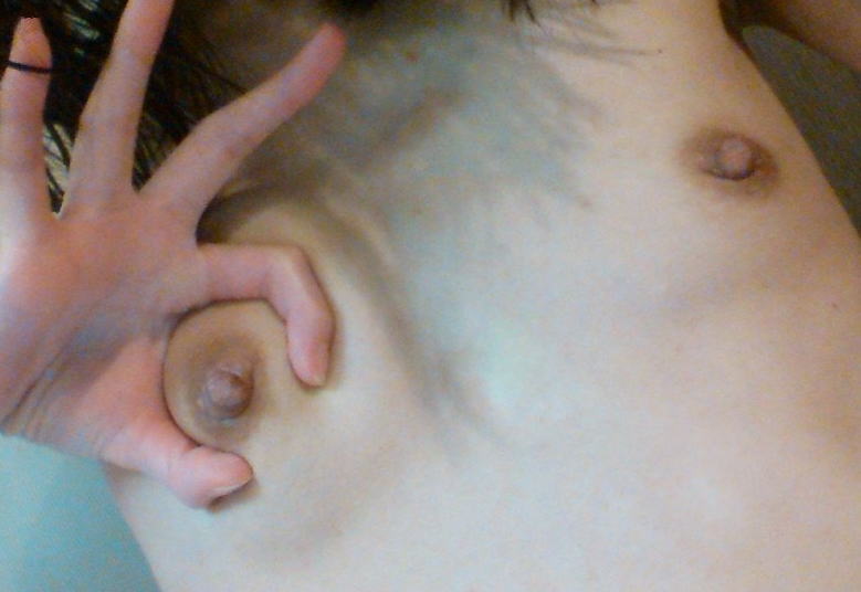 まな板の上のレーズン乳首！男みたいなペタンコ貧乳エロ画像