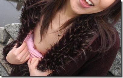 貧乳が片乳をポロリした小さな胸の膨らみ一つなエロ画像 ②