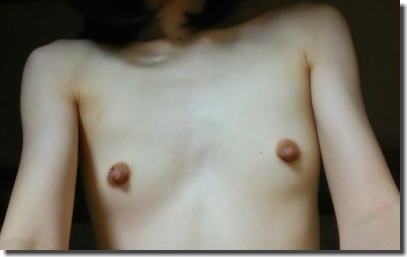 貧乳の勃起乳首！敏感な性感帯がビンビン反応中のエロ画像 ③