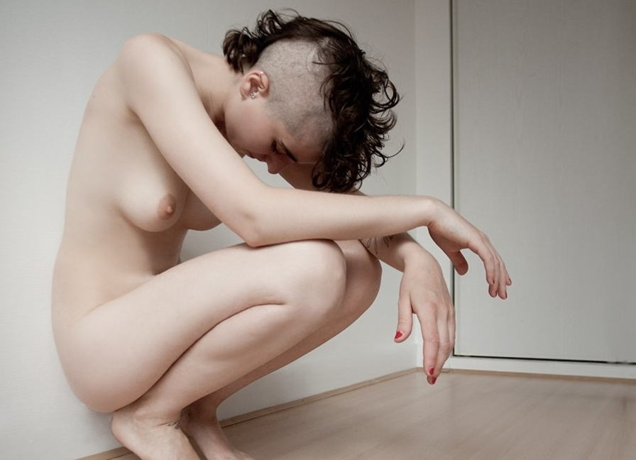 短髪の外国人が全裸になったショートヘアヌードのエロ画像